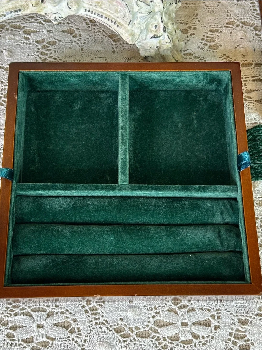 Bombay Jewelry Box locking with key, green velvet, removable tray ring holder